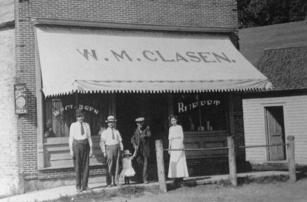 Clasen's Tavern exterior circa 1900